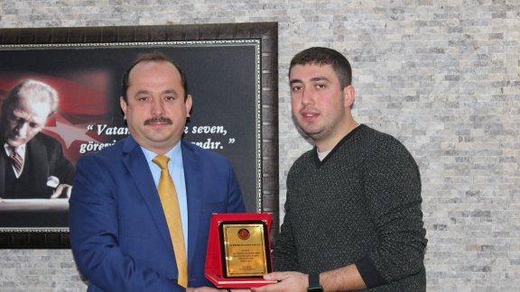 İlçe Milli Eğitim Müdürümüz Emin GEÇİN´den Hayırsever Firmaya Plaket Verildi