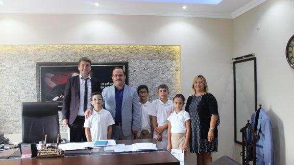 Gölköy Ahmet Naci Coşkunoğlu İlk ve Ortaokulu Öğrencileri e-Twinning Proje Ödüllerini İlçe Milli Eğitim Müdürü Emin GEÇİN´den aldılar.