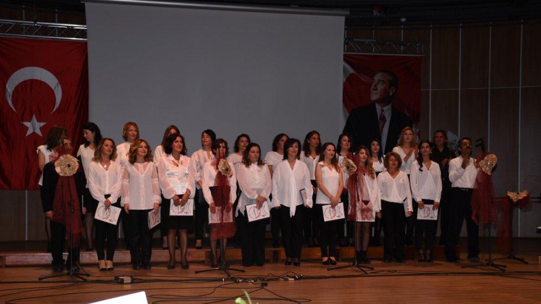 Öğretmenler Korosu 24 Kasım Öğretmenler Günü Konseri Gerçekleştirildi. 